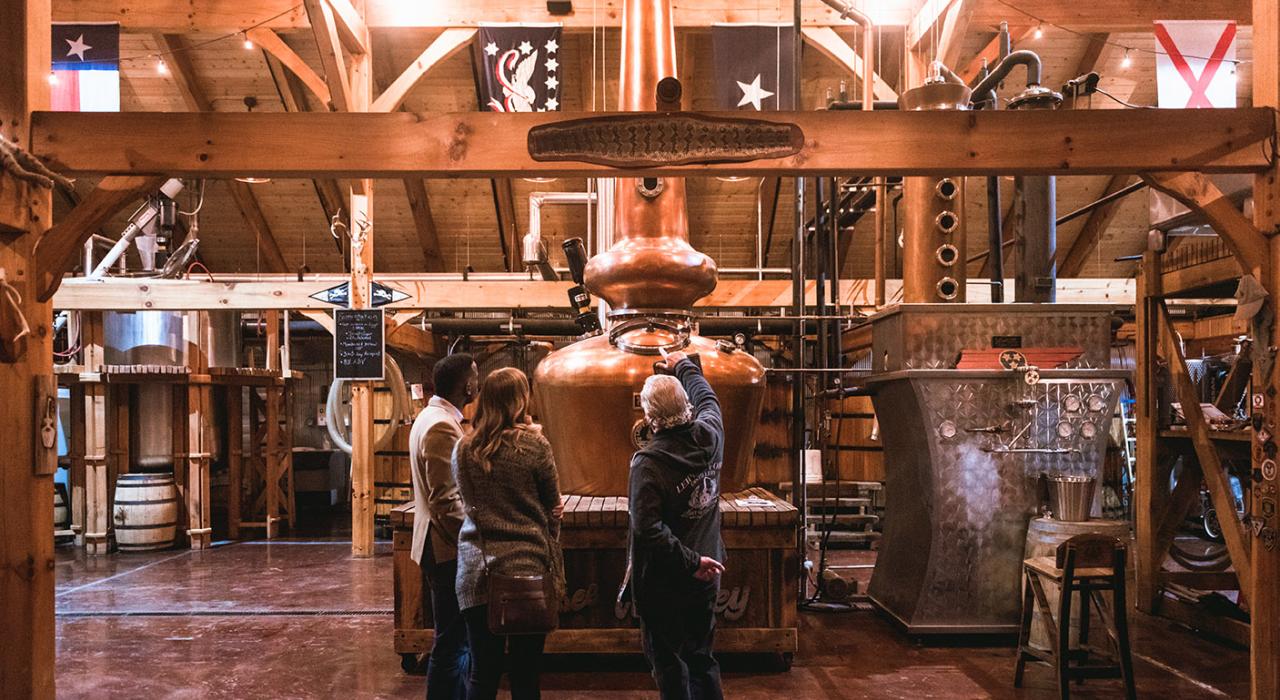 参观位于田纳西州威士忌小道的 Leiper's Fork Distillery 酿酒厂 参观位于田纳西州威士忌小道的 Leiper's Fork Distillery 酿酒厂