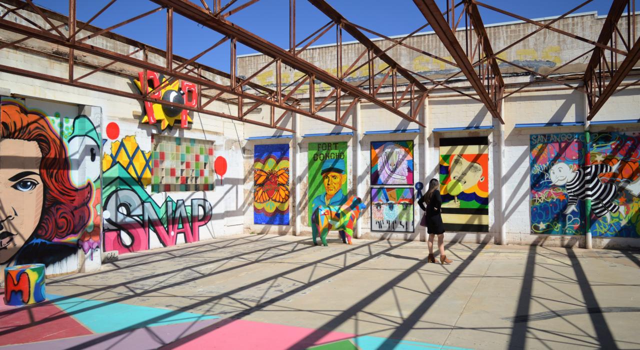 身处德克萨斯州圣安吉洛市中心流行文化博物馆 (Pop Art Museum) 的宾客