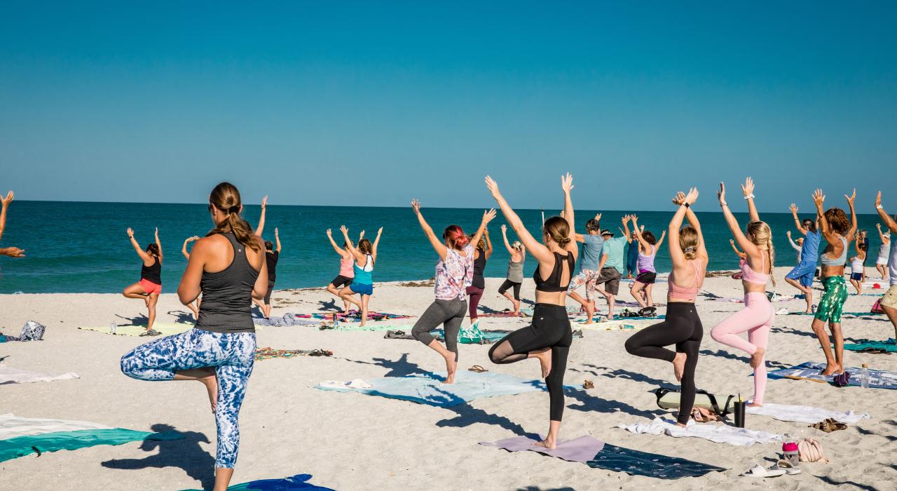 在恩格尔伍德海滩 Chadwick 公园面朝墨西哥湾做瑜伽