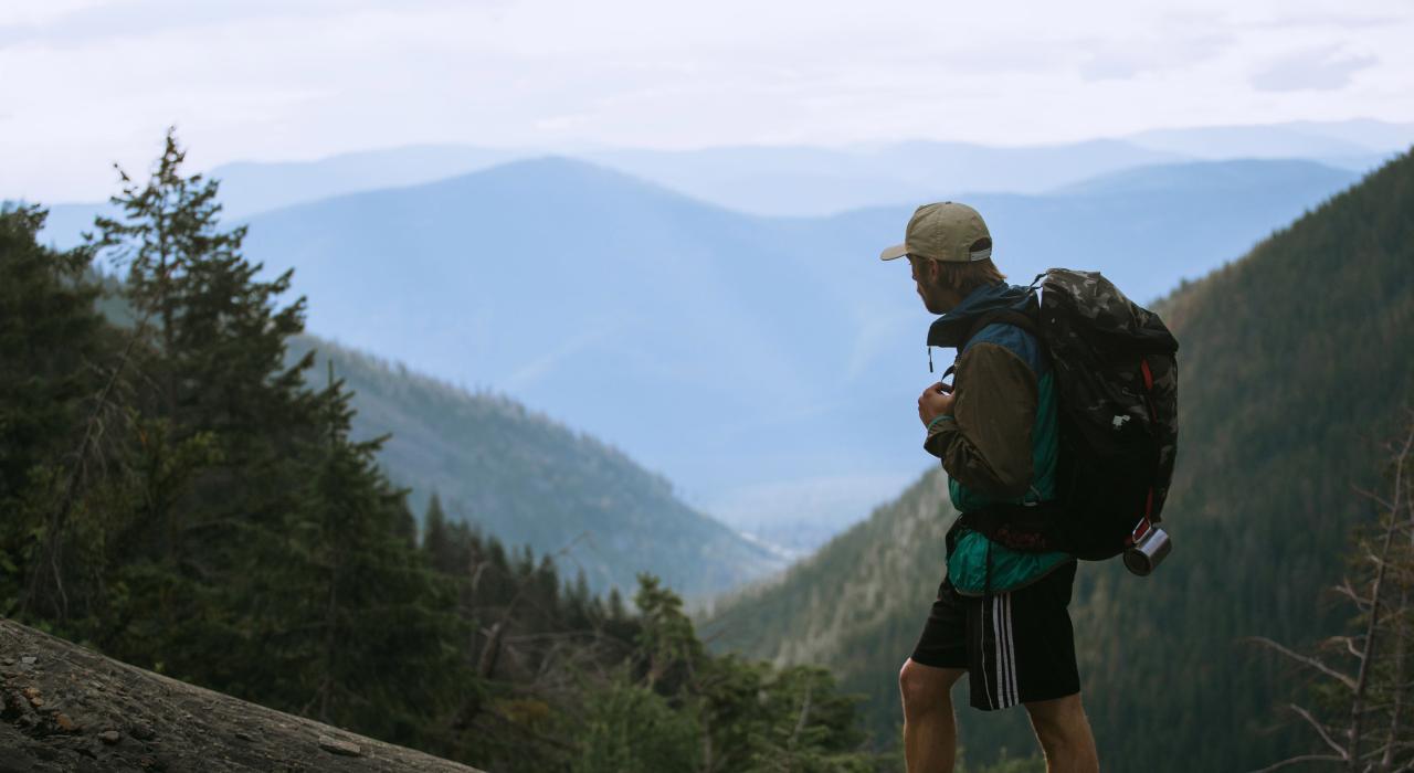 徒步旅行者领略卡比尼特山的美景