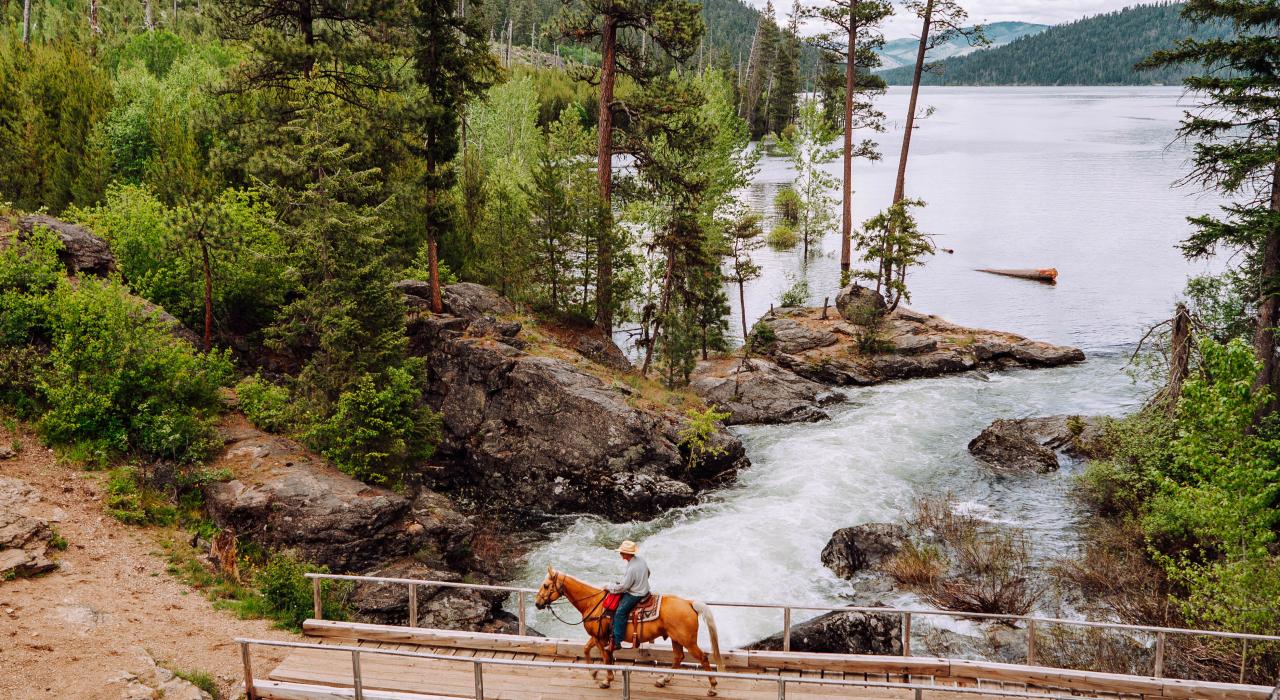 在风景如画的科莫湖畔骑马