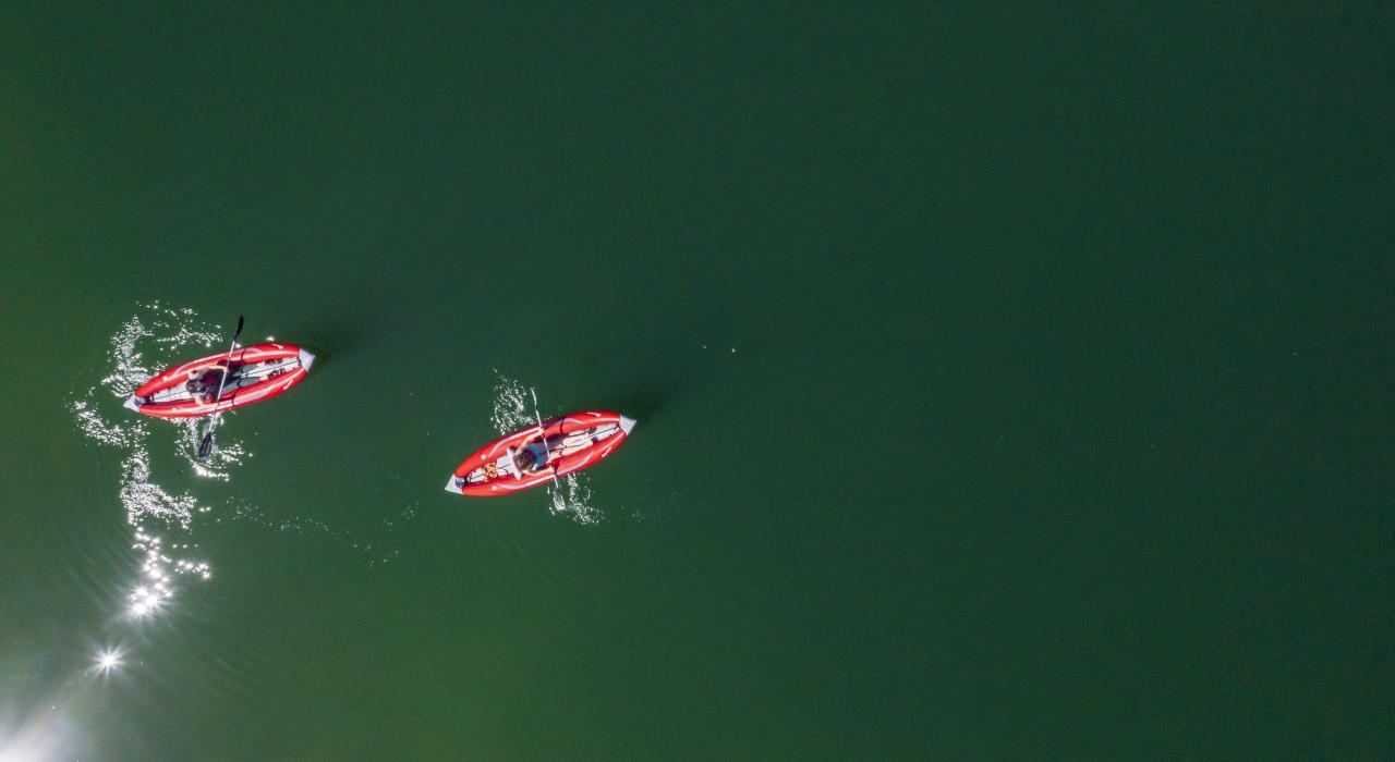 在利比汤普森链湖州立公园划皮划艇