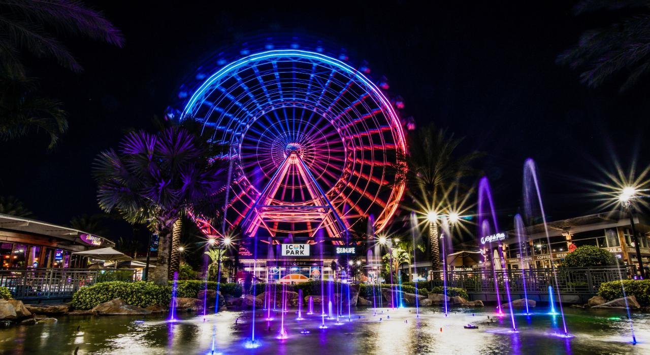 佛罗里达州奥兰多 ICON 公园摩天轮的美丽夜景