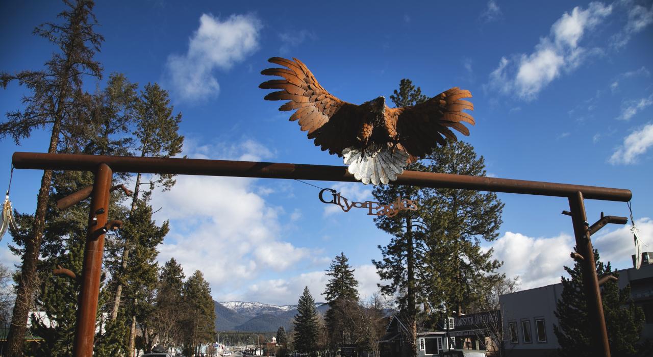 一座鹰雕塑代表一个利比拱门，有着“鹰之城”之称