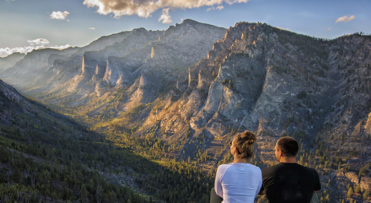 徒步旅行者俯瞰布罗杰特峡谷的壮丽风景
