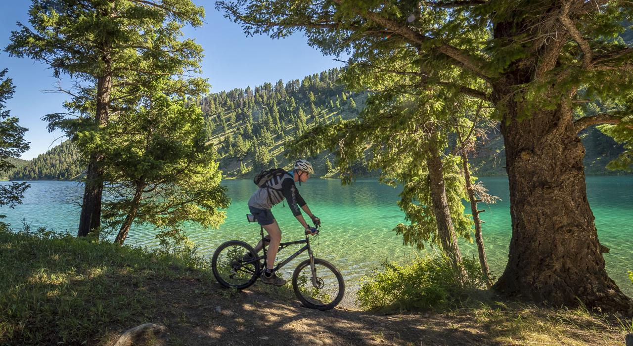 在蒙大拿州怀特泰尔附近的原始湖畔进行山地骑行