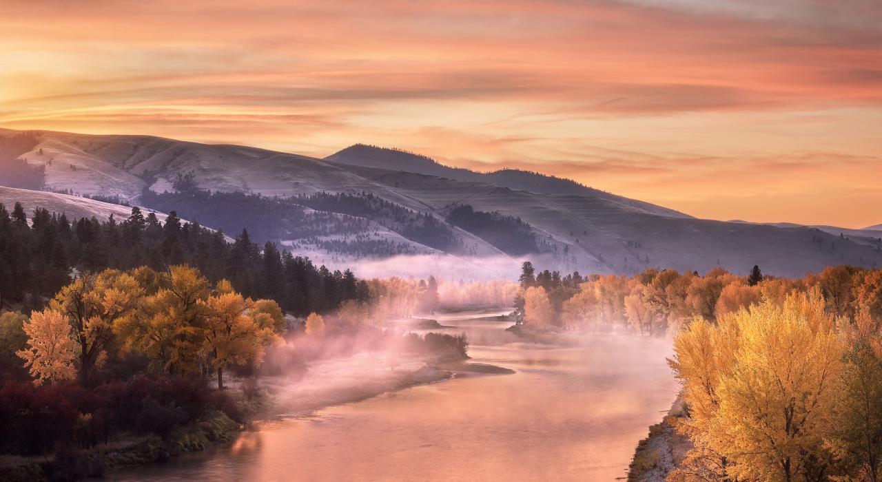 秋日晨光下，比特鲁特谷弥漫着一层薄雾