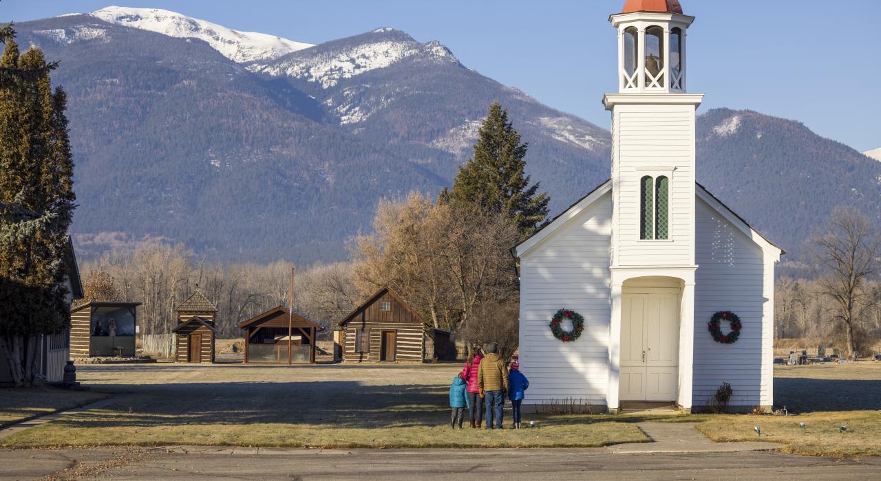 游客了解精致典雅的圣玛丽教堂 (St.Mary's Mission) 的历史