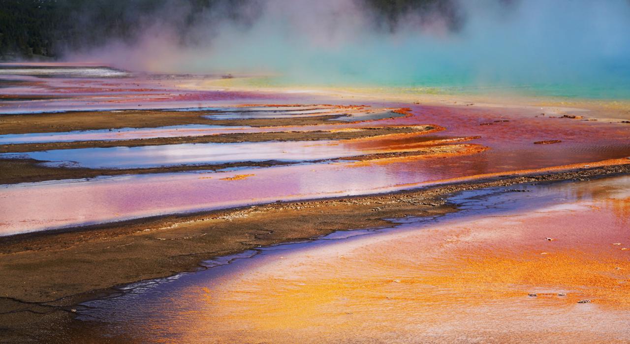 黄石国家公园黑沙盆地地热温泉的迷人色彩