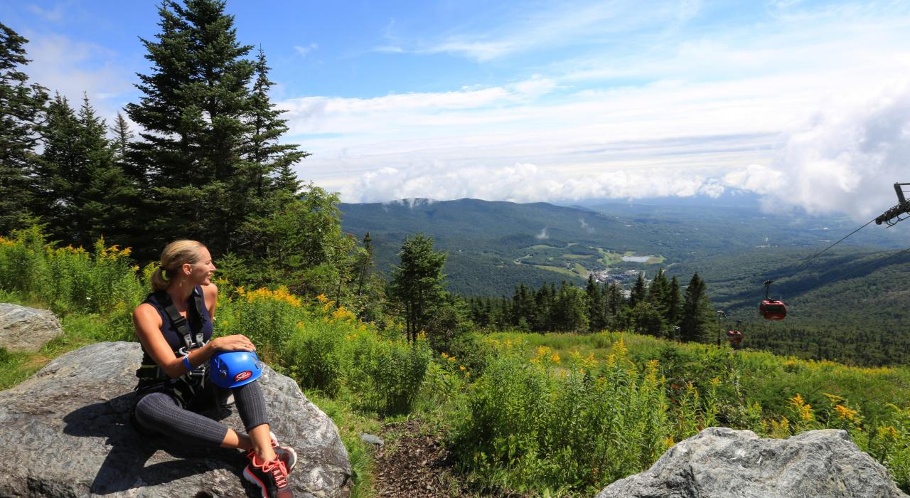 徒步旅行者在佛蒙特州斯托的斯托高山上饱览美景