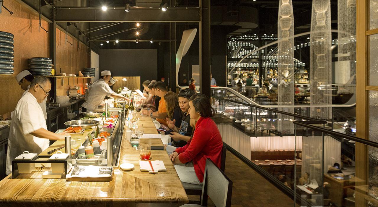 寿司大师在佛罗里达州布纳维斯塔湖畔迪士尼之泉边的 Morimoto Asia 餐厅现场准备食物