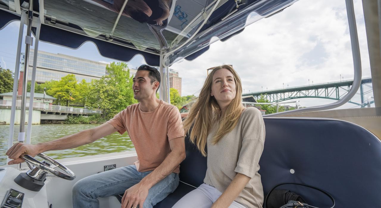 乘船沿田纳西河顺流而下，穿越田纳西州诺克斯维尔市中心