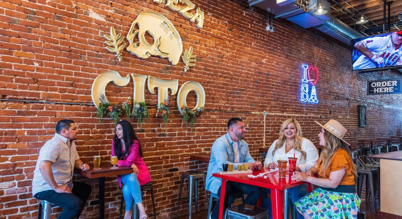 在 Cerveza Cito 酿酒厂品尝精酿啤酒 在 Cerveza Cito 酿酒厂品尝精酿啤酒