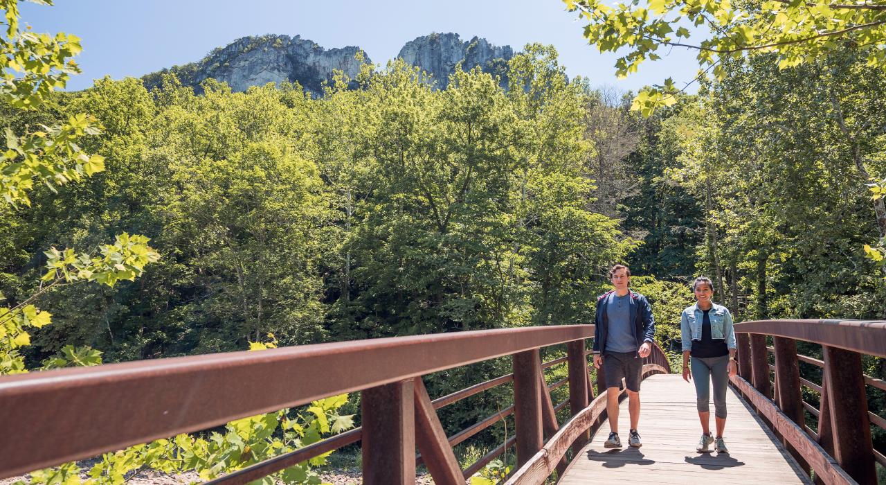 徒步旅行者在西弗吉尼亚州的云杉岭-塞内卡岩石国家休闲区游玩