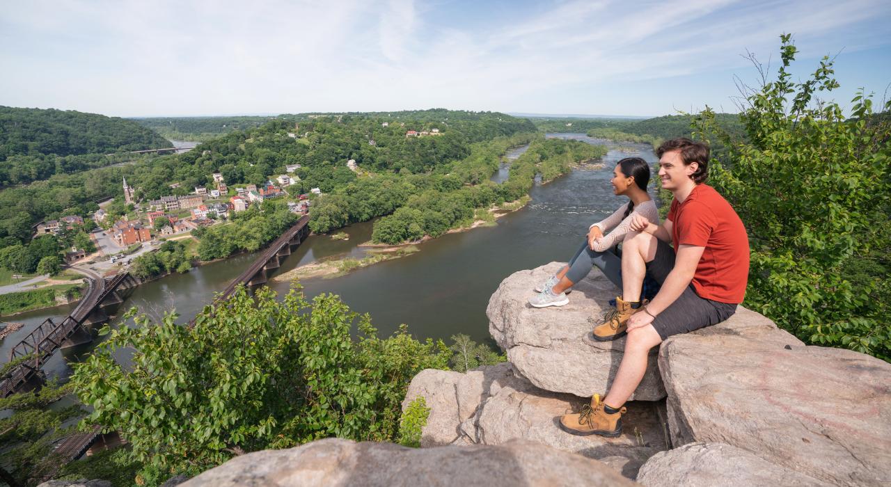 马里兰高地小径上的徒步者俯瞰着西弗吉尼亚州的哈珀斯费里