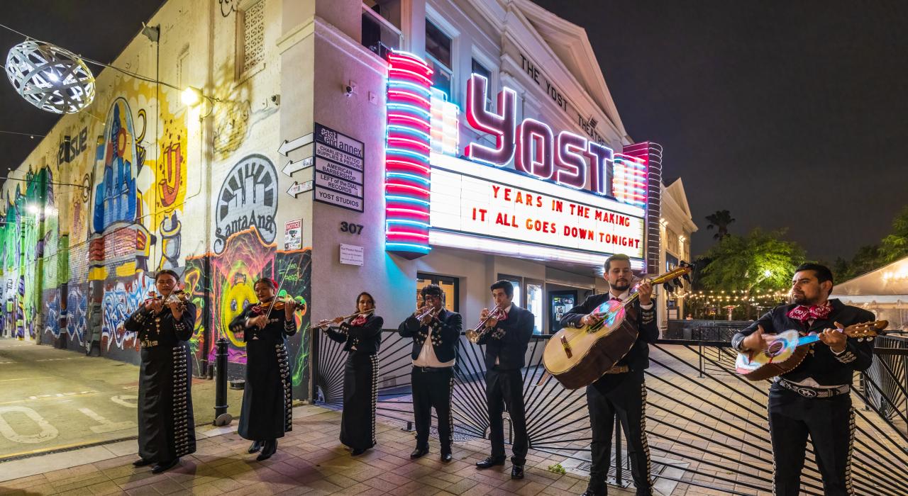 墨西哥街头乐队在 Yost 剧院外进行现场音乐表演 墨西哥街头乐队在 Yost 剧院外进行现场音乐表演
