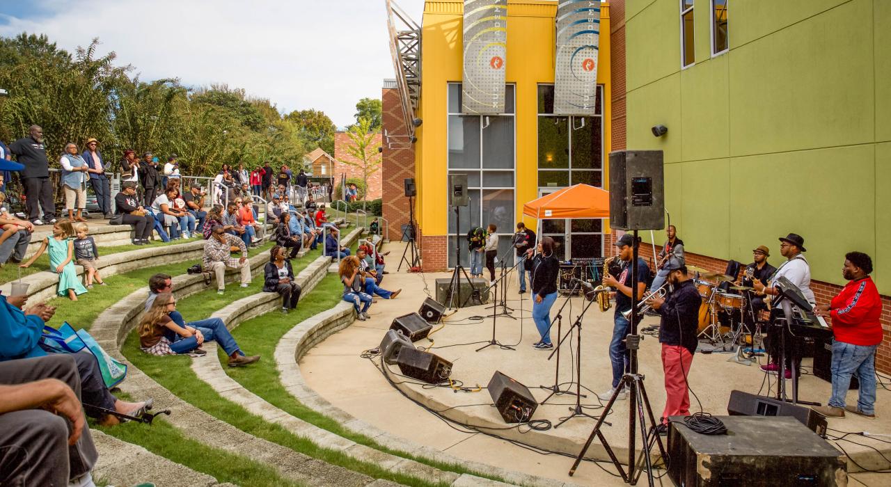 Soulsville USA Festival 音乐节上观赏现场音乐演出的人们 Soulsville USA Festival 音乐节上观赏现场音乐演出的人们