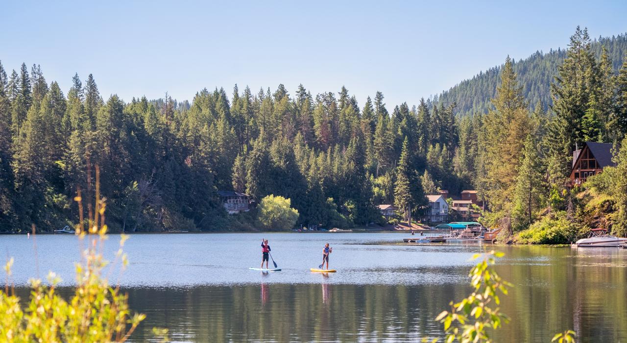 在爱达荷州北部的斯皮里特湖上玩立式桨板