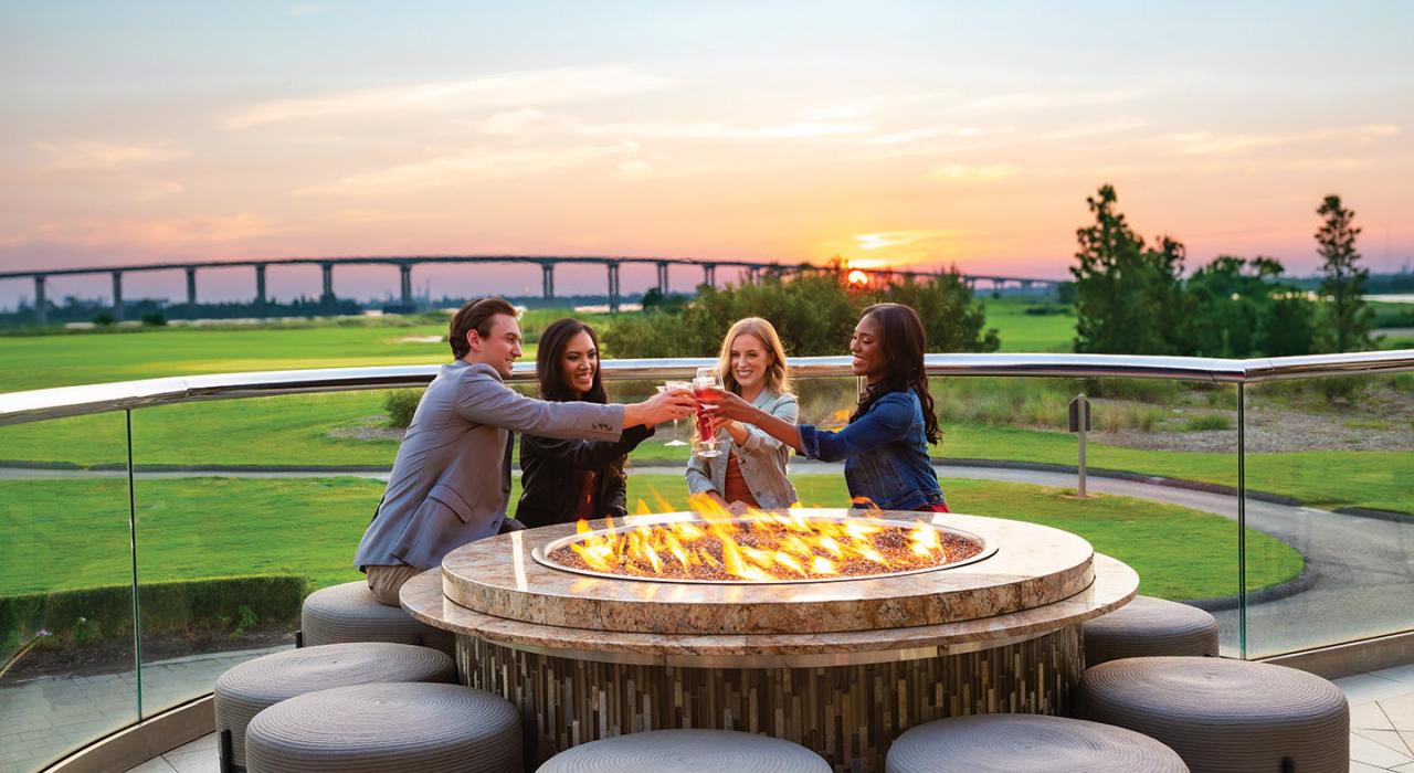 入住路易斯安那州莱克查尔斯的度假村，伴着日落余辉畅饮一杯