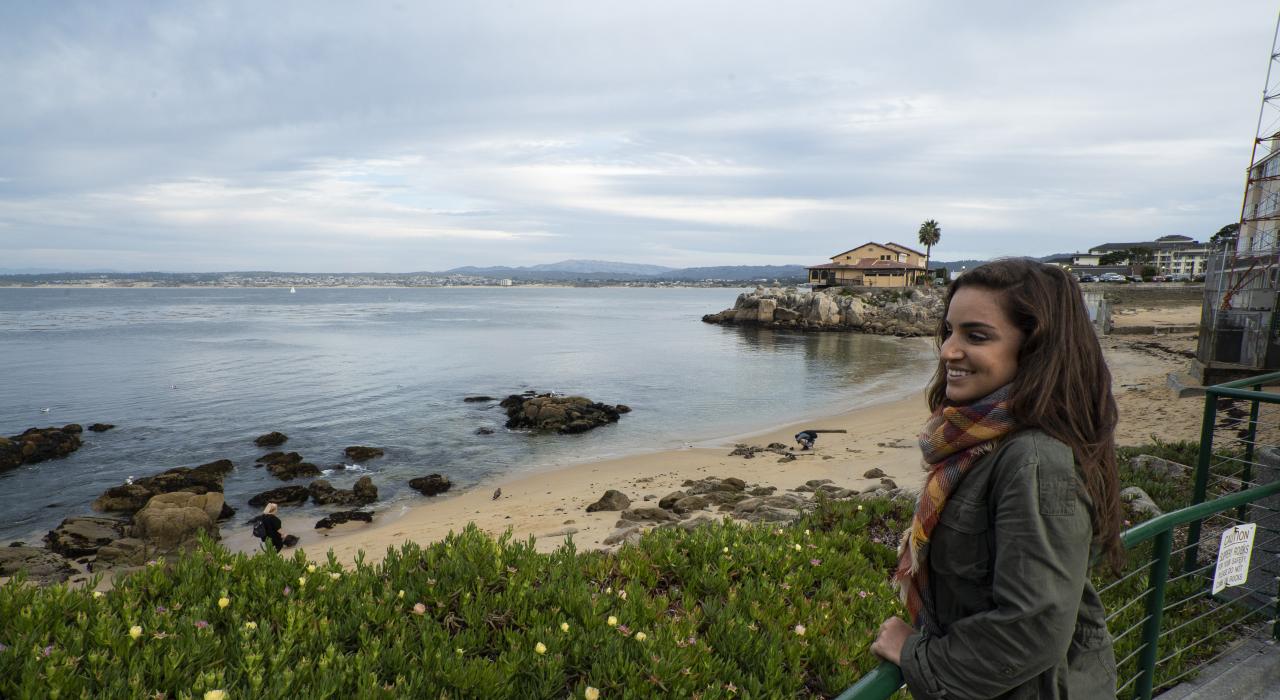 在加利福尼亚州蒙特雷县的 Old Fishermen's Grotto 餐厅欣赏海滨美景