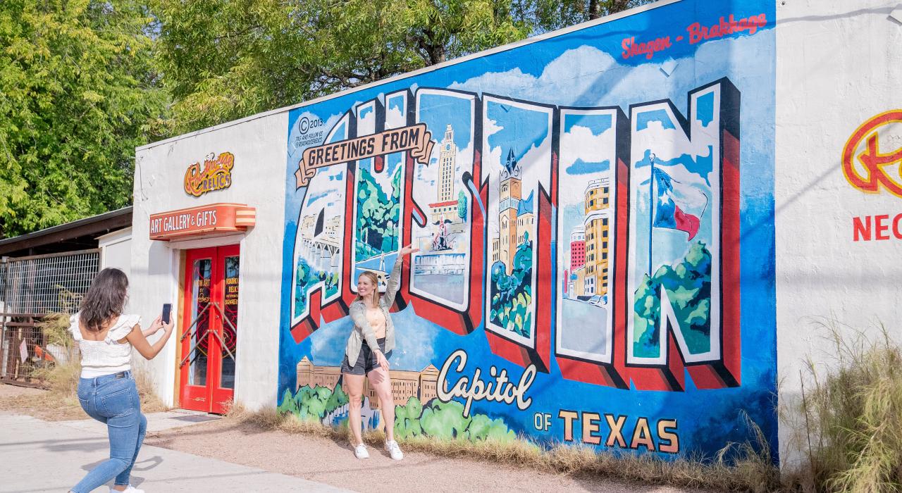 在德克萨斯州的壁画“奥斯汀向你问好” (Greetings from Austin) 前拍张美照
