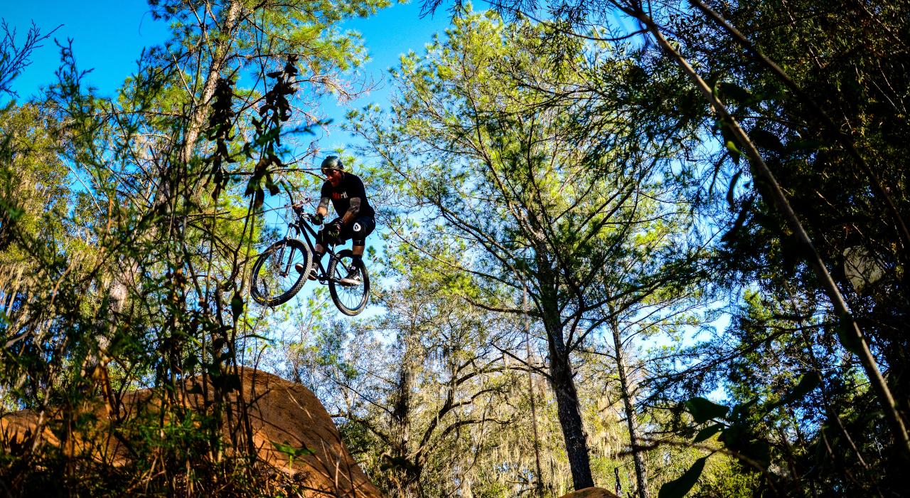 在桑托斯小道的单行道骑行