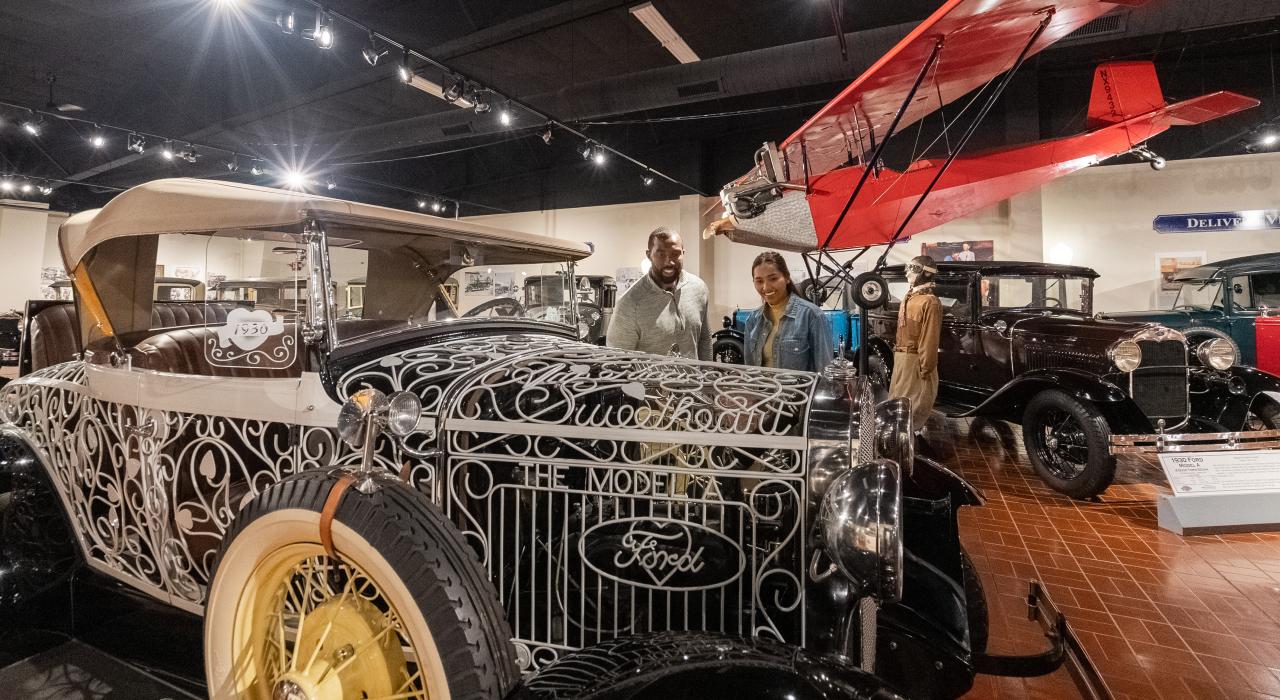 在卡拉马祖的吉尔摩汽车博物馆欣赏经典汽车