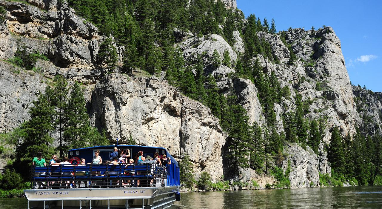 在密苏里河邮轮上欣赏风景
