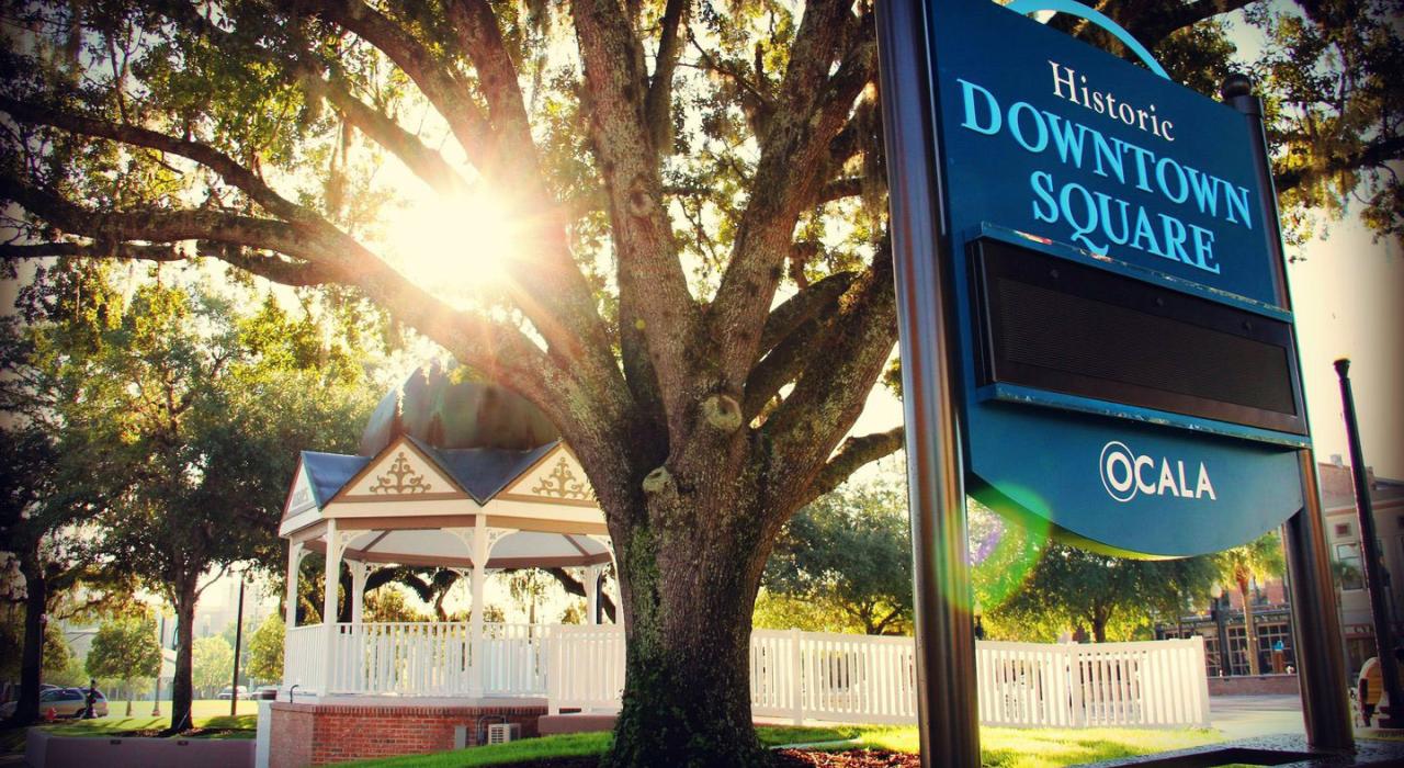 奥卡拉迷人的古老市中心广场