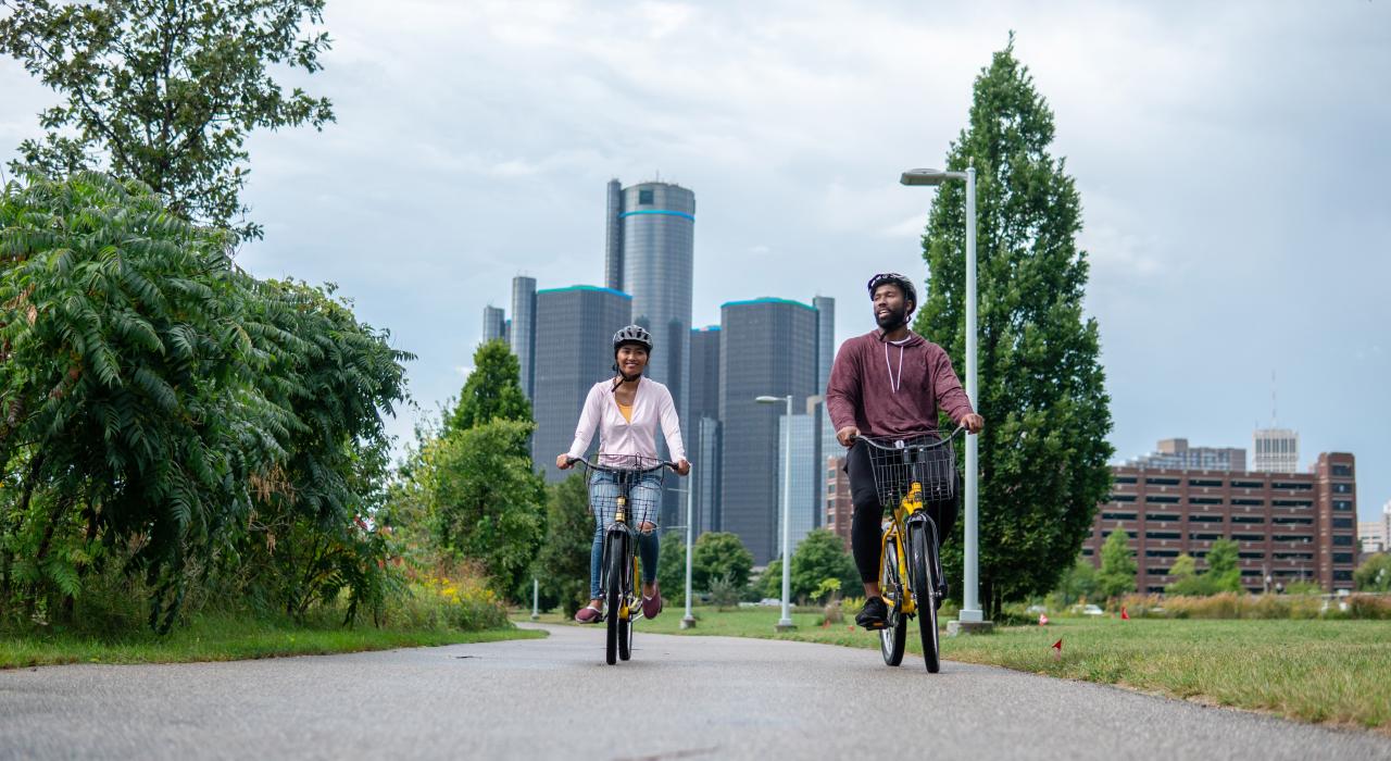 在底特律自行车道上欣赏风景