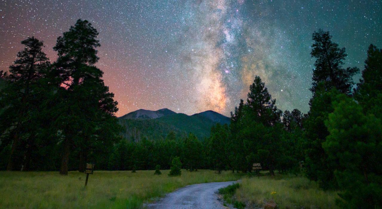 圣弗朗西斯科峰群上方的璀璨星空