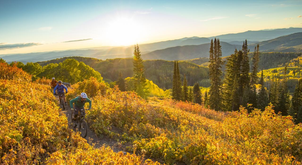 布法罗山口优美小径上的一派明艳秋色