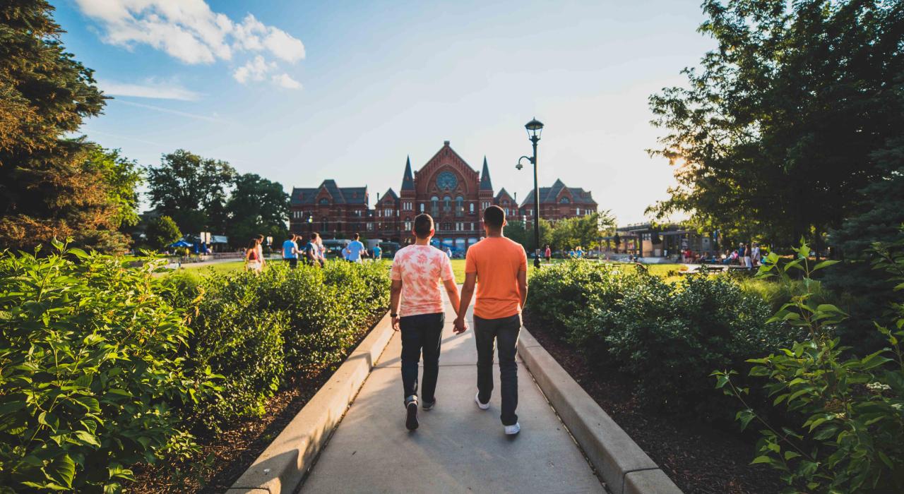 在历史悠久的辛辛那提音乐厅外的绿地之间漫步