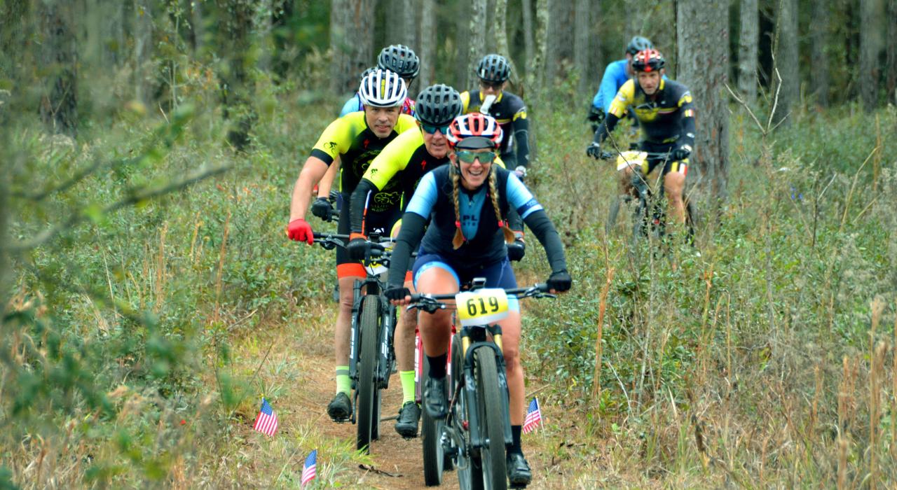 骑宽胎自行车穿越威斯拉库奇国家森林