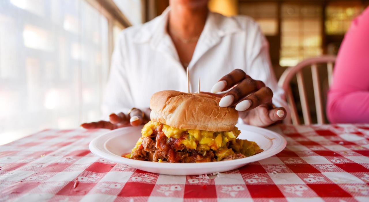 在当地餐厅 Payne's Bar-B-Que 品味孟菲斯风味烧烤 在当地餐厅 Payne's Bar-B-Que 品味孟菲斯风味烧烤