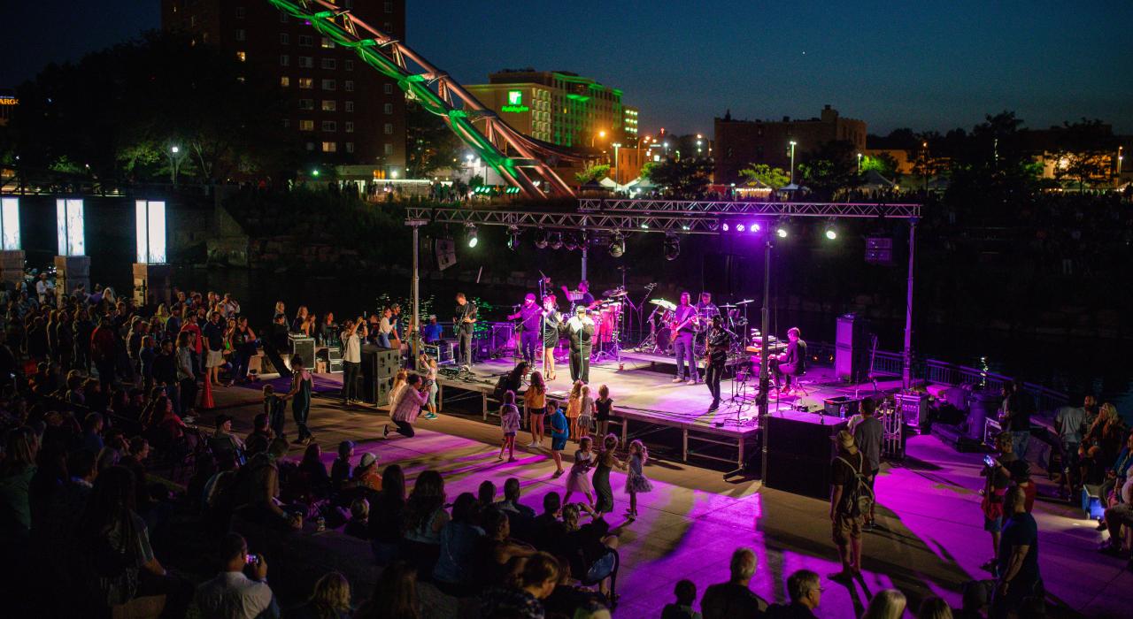 一年一度的市中心 Riverfest 庆祝活动现场音乐表演 一年一度的市中心 Riverfest 庆祝活动现场音乐表演