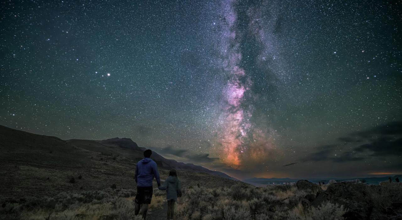 在俄勒冈州威拉米特国家森林的华纳谷风景观景台观星