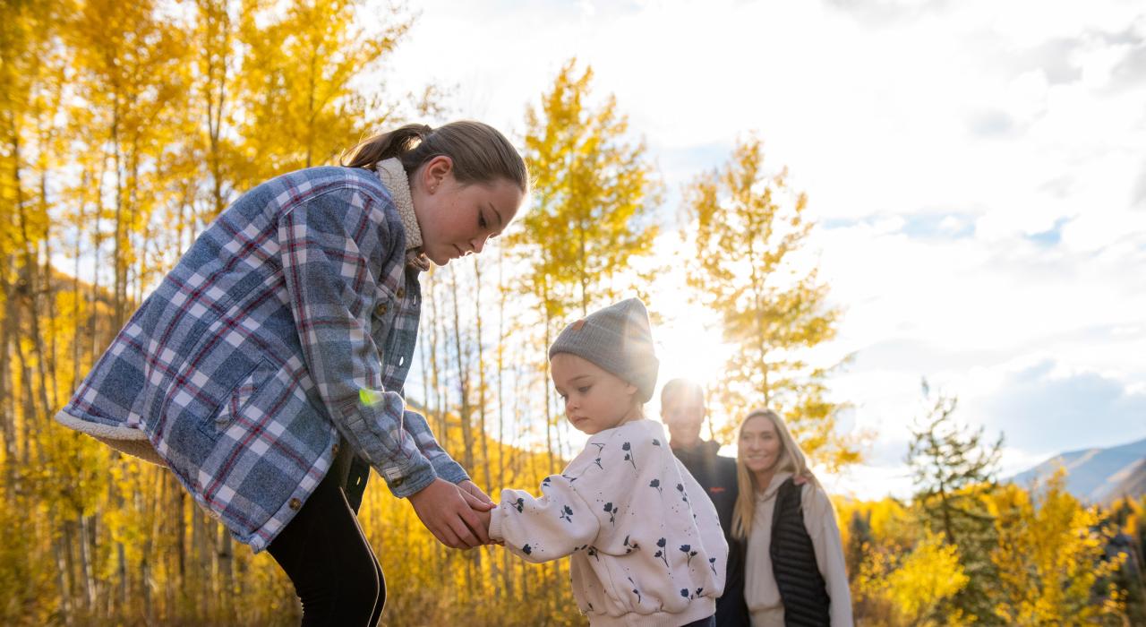 在秋叶缤纷的美景中来一场家庭远足