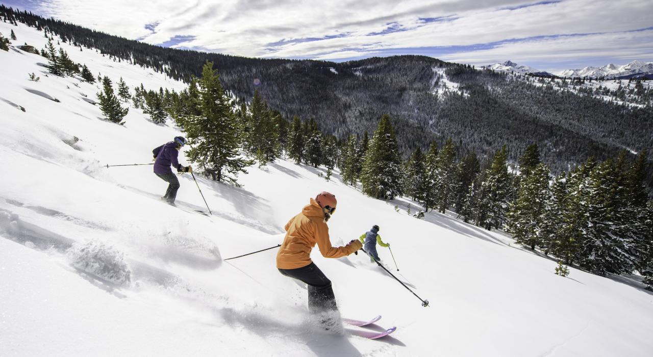 在世界闻名的韦尔后山坳畅快滑雪