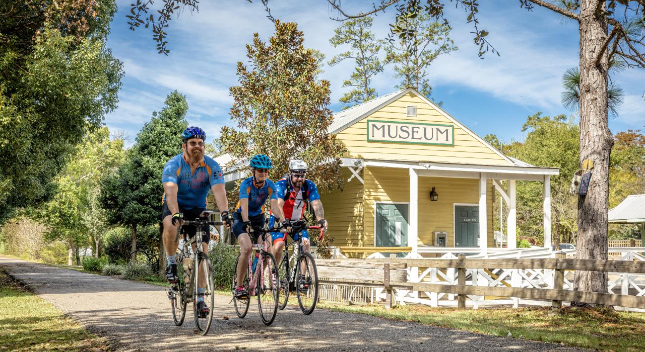 在坦慕尼之路徒步和骑行小道上骑行