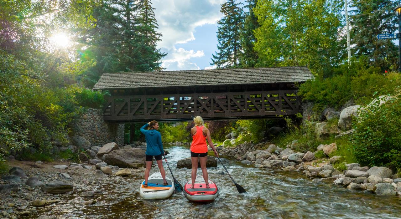 在戈尔溪体验站立桨板冲浪