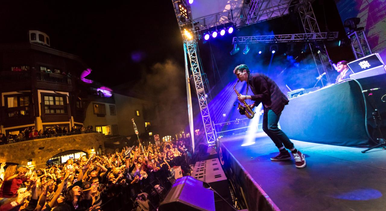 现场表演热火朝天，舞台灯光绚丽夺目