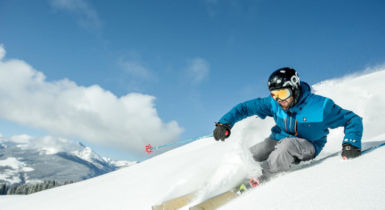 在韦尔山的新鲜粉雪上滑雪