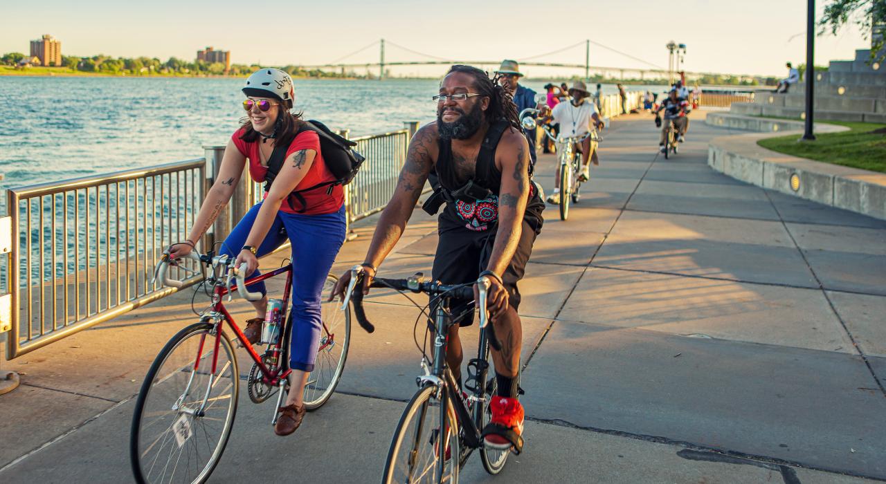 在密西根州底特律河滨地区骑行