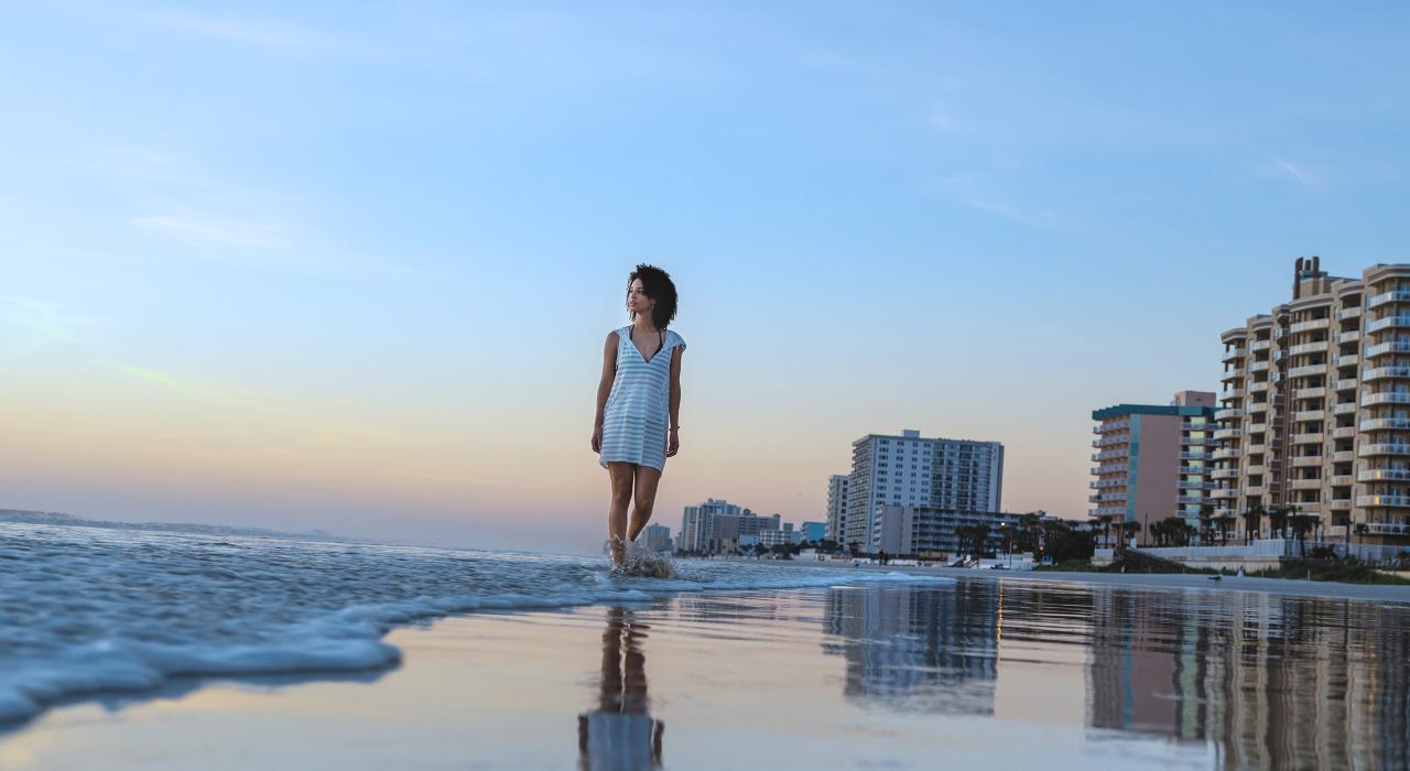 拂晓时分在代托纳比奇的沙滩上漫步