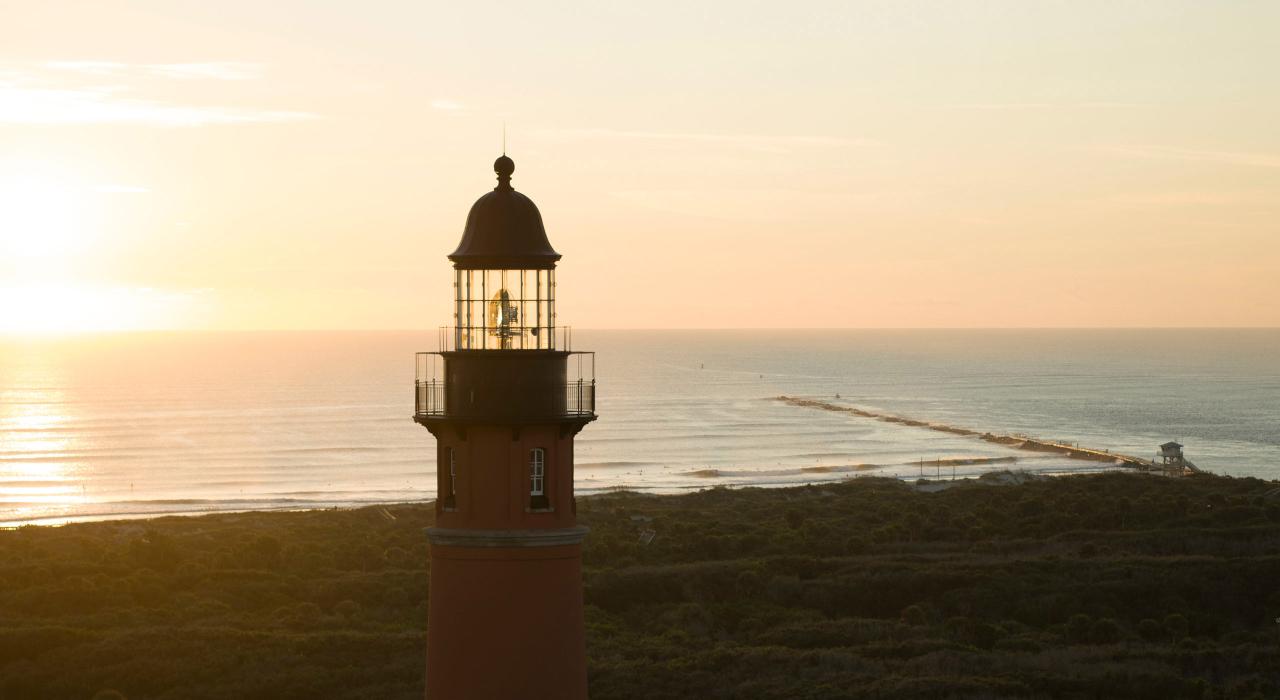 俯瞰大西洋的彭斯湾灯塔