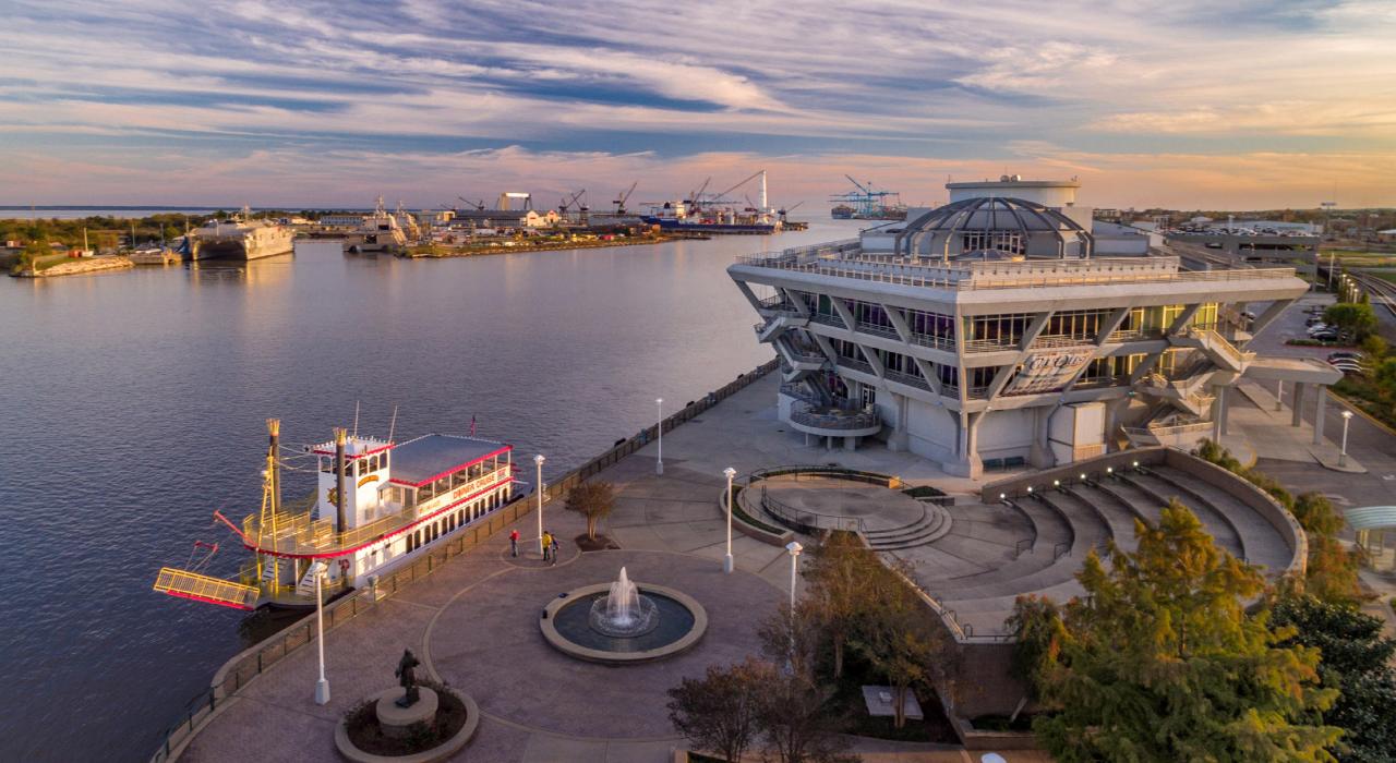 夕照下风光旖旎的莫比尔湾