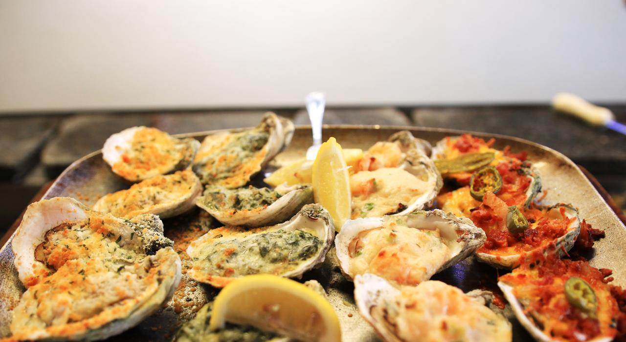 当地风味美食：新鲜美味的海湾牡蛎