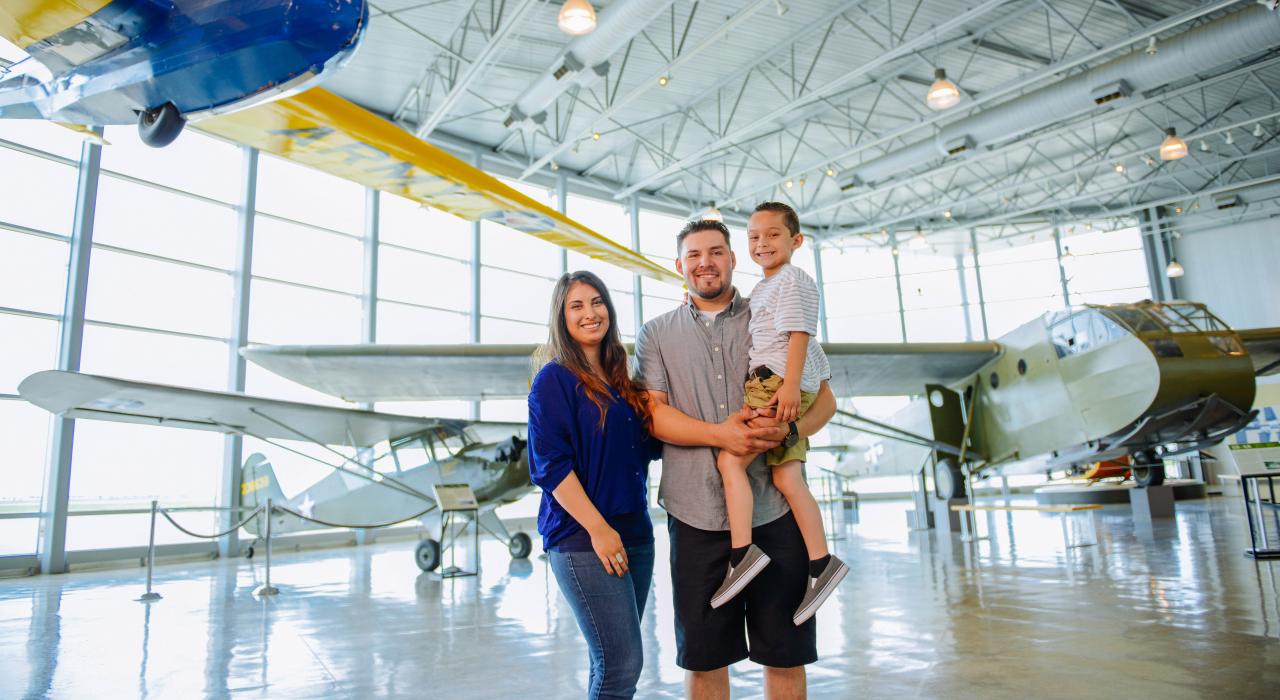 在沉默翅膀博物馆观赏年代久远的老式飞机