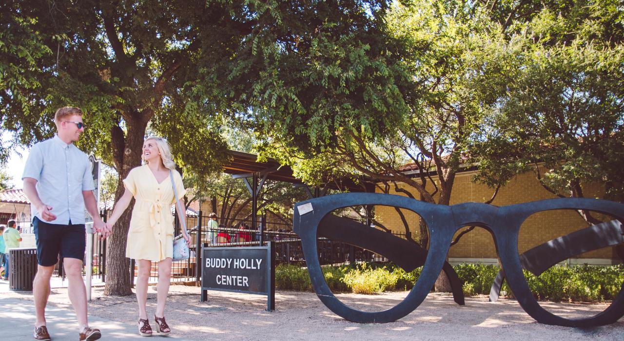 巴迪·霍利中心外奇思妙想的雕塑，刻画了歌手巴迪·霍利标志性的眼镜